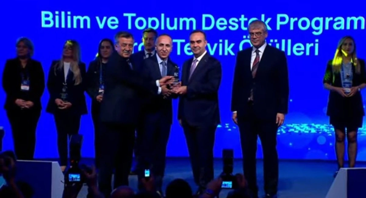 TÜBİTAK teşvik ödül töreninde sahnede ödül takdimi