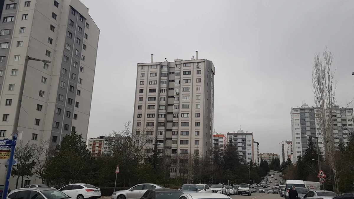 Etimesgut’ta yol boyunca sıralanan apartmanlar ve park halindeki araçlar