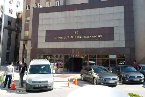Etimesgut Belediye Başkanlığı binasının ön cephesi ve giriş çevresi