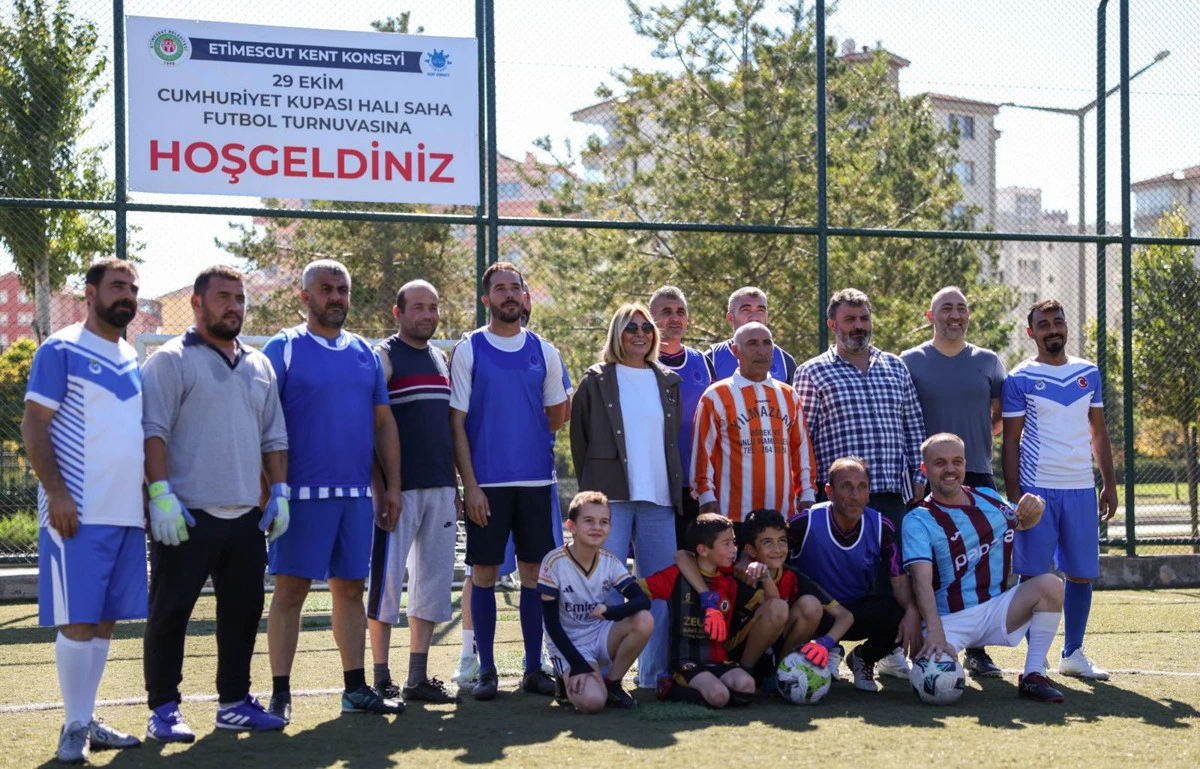 Cumhuriyet Kupası halı saha turnuvasına katılan sporcular, Seda Dilber ile birlikte takım fotoğrafı veriyor.