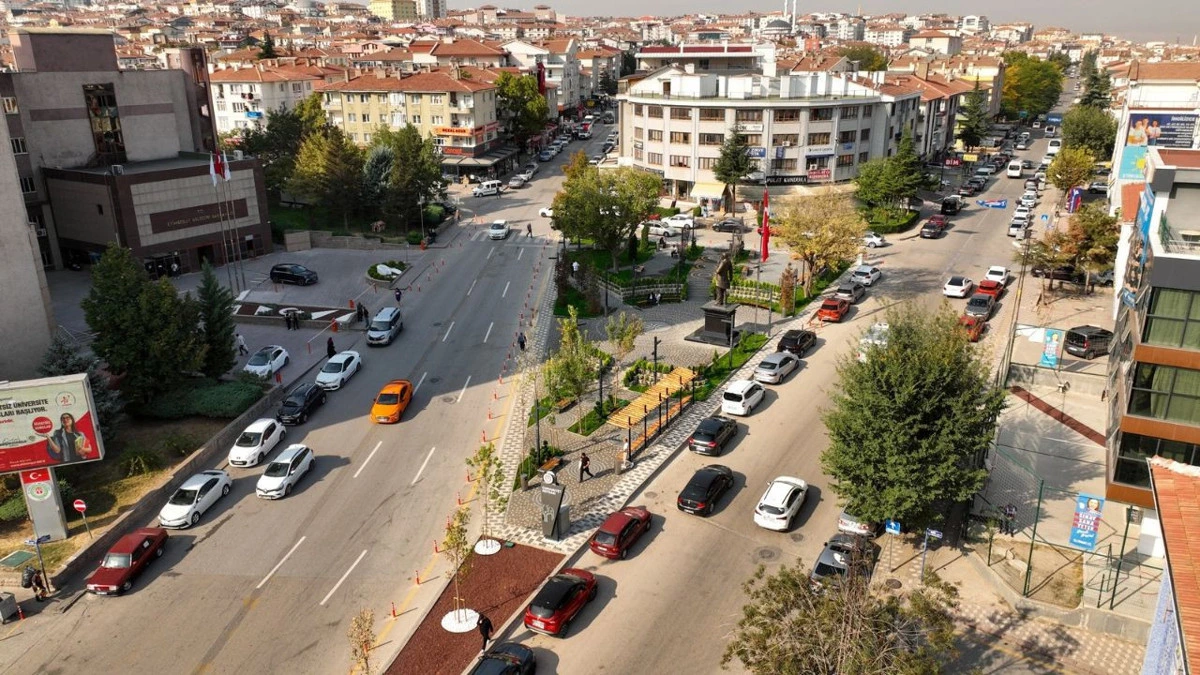 Etimesgut Cumhuriyet Meydanı ve çevresindeki cadde