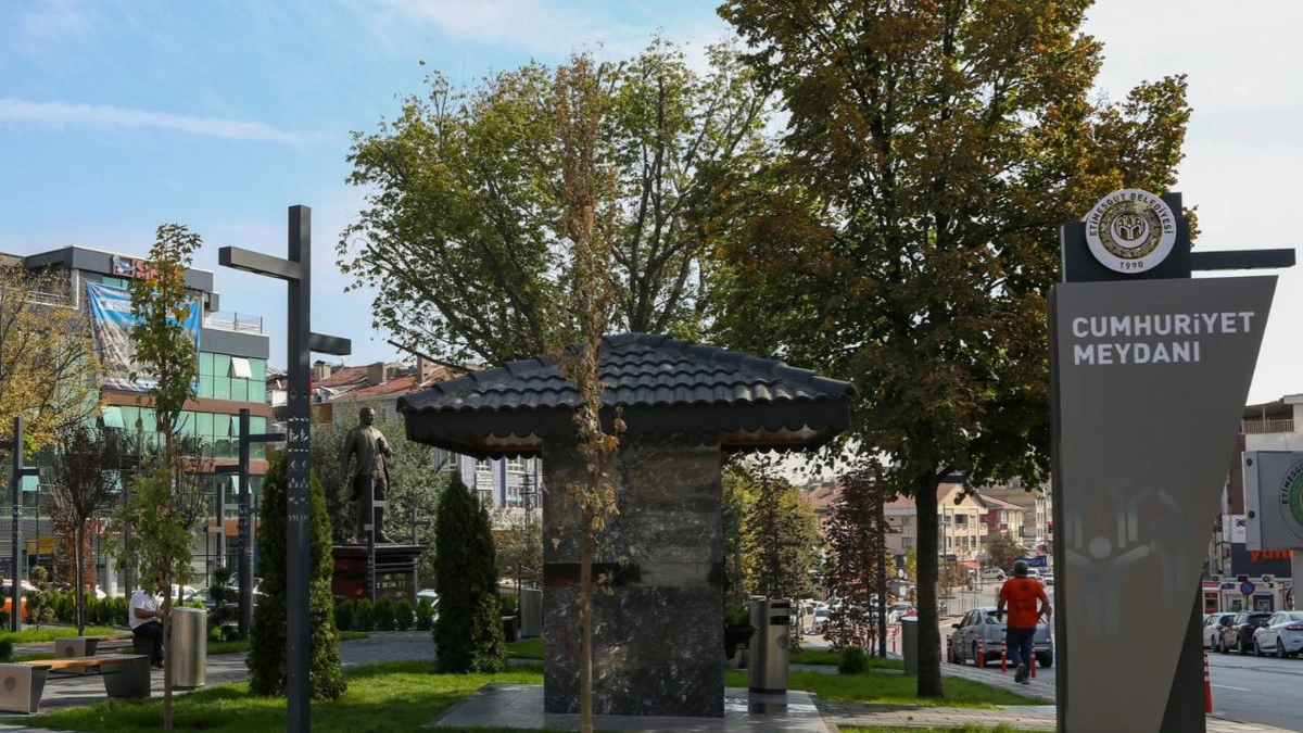 Etimesgut Cumhuriyet Meydanı tabelası ve meydan alanı
