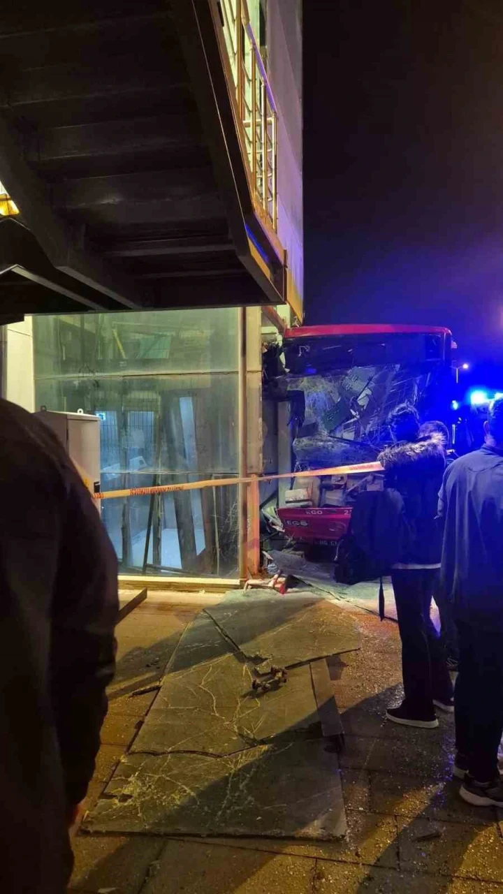 Etimesgut’ta üst geçit asansörüne çarpan EGO otobüsü ve olay yerindeki ekipler