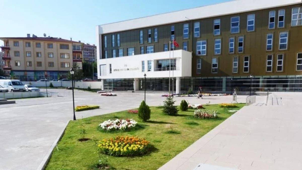 Etimesgut Kaymakamlığı binası ve önündeki bahçe