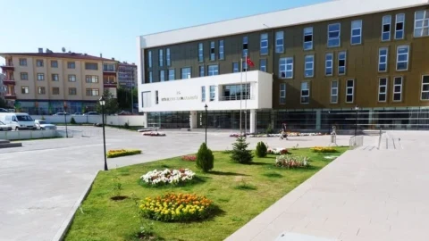 Etimesgut Kaymakamlığı binası ve önündeki bahçe
