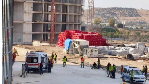Etimesgut’taki hastane şantiyesinde ambulanslar ve ekipler