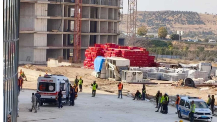 Etimesgut’taki hastane şantiyesinde ambulanslar ve ekipler