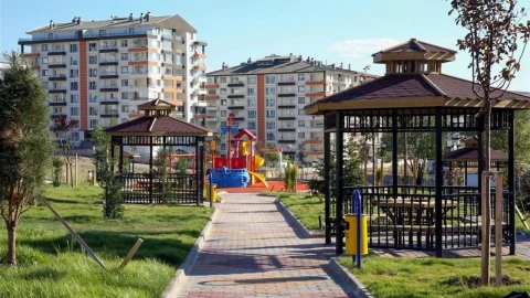 Etimesgut’taki parkta kamelyalar, yürüyüş yolu ve çocuk oyun alanı