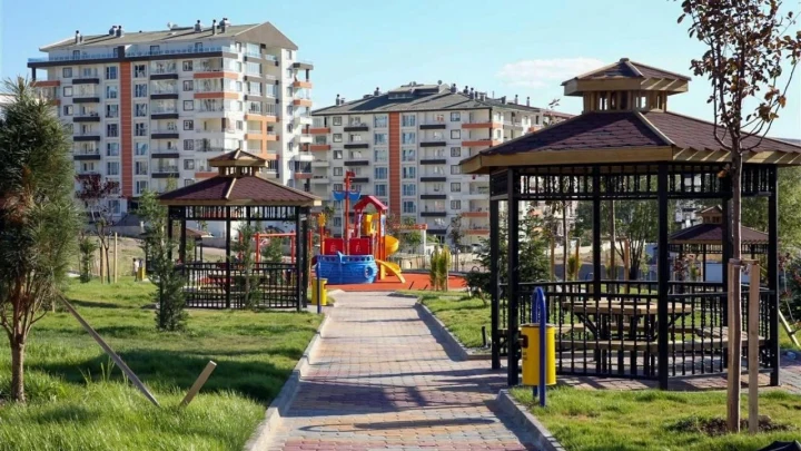 Etimesgut’taki parkta kamelyalar, yürüyüş yolu ve çocuk oyun alanı