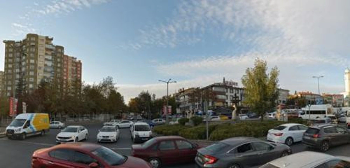 Etlik çevresinde araç trafiği, apartmanlar ve cadde görünümü