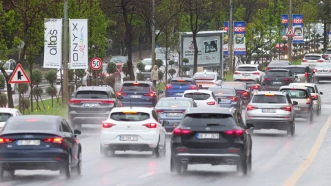 Yoğun trafikte ilerleyen otomobiller
