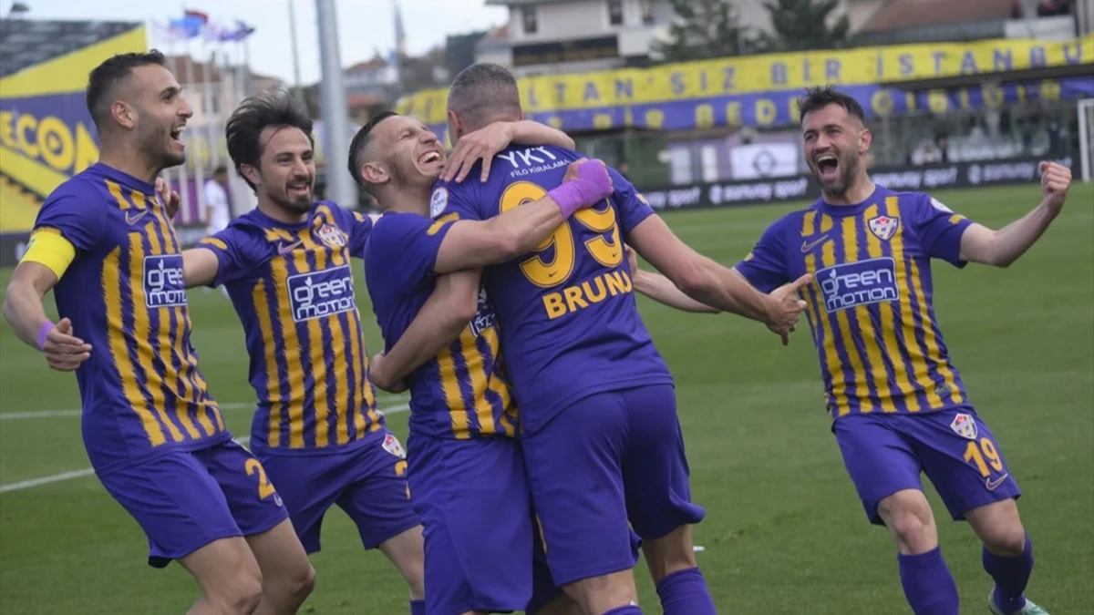 Eyüpspor forması giyen futbolcular sahada gol sevinci yaşıyor