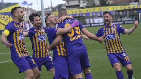 Eyüpspor forması giyen futbolcular sahada gol sevinci yaşıyor