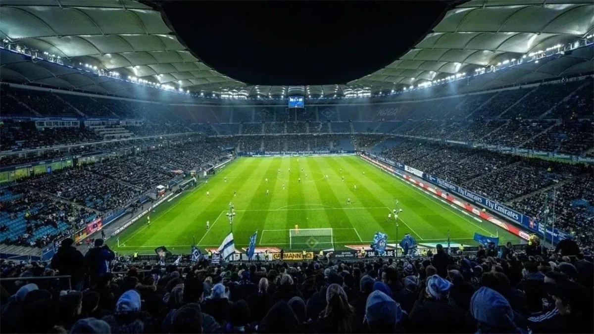 Tribünleri dolu bir futbol stadyumunda oynanan karşılaşma