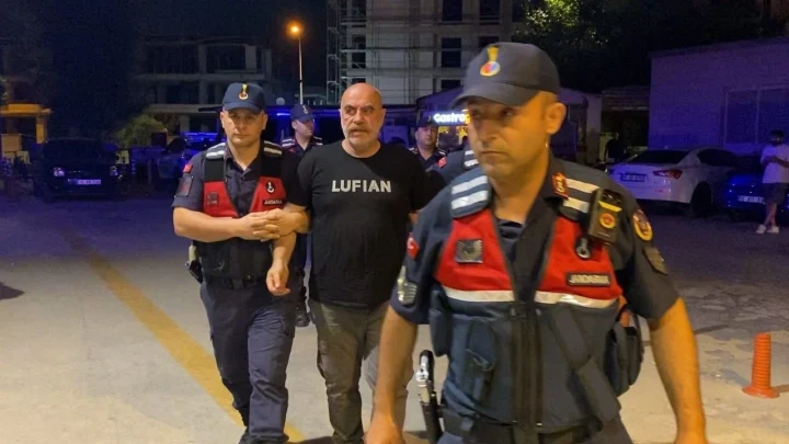Jandarma ekipleri, gözaltındaki Ezel Akay’ı gece saatlerinde götürüyor