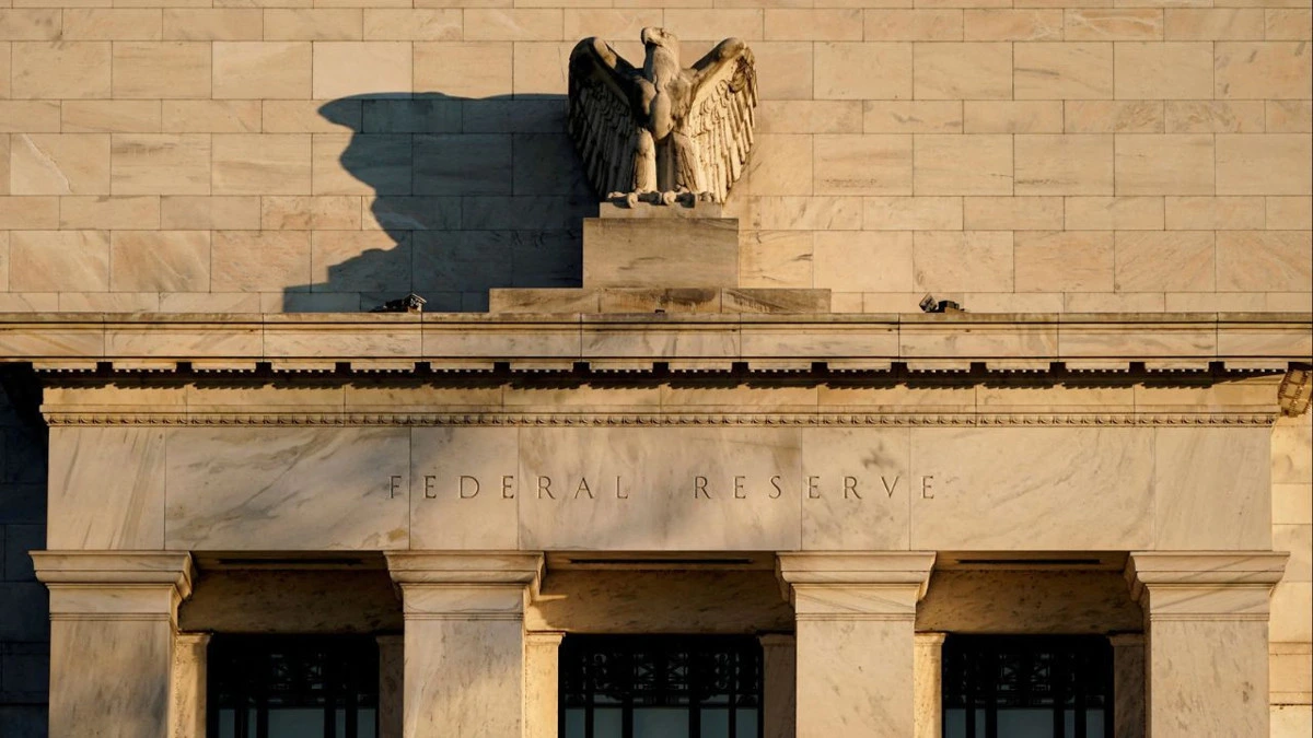 Federal Reserve yazısı ve kartal kabartması bulunan bina cephesi