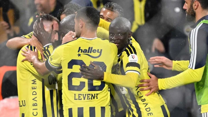 Fenerbahçeli futbolcular Alanyaspor karşılaşmasında gol sevinci yaşıyor