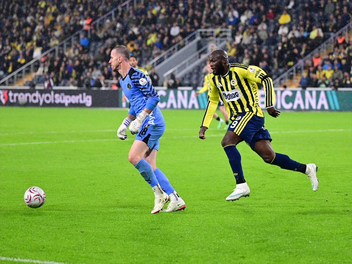 Fenerbahçeli oyuncu, Alanyaspor kalecisinin önünde topla ilerliyor