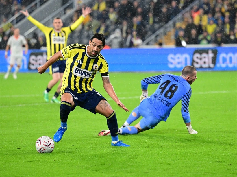 Fenerbahçeli futbolcu, Alanyaspor kalecisinin müdahalesinden sıyrılmaya çalışıyor
