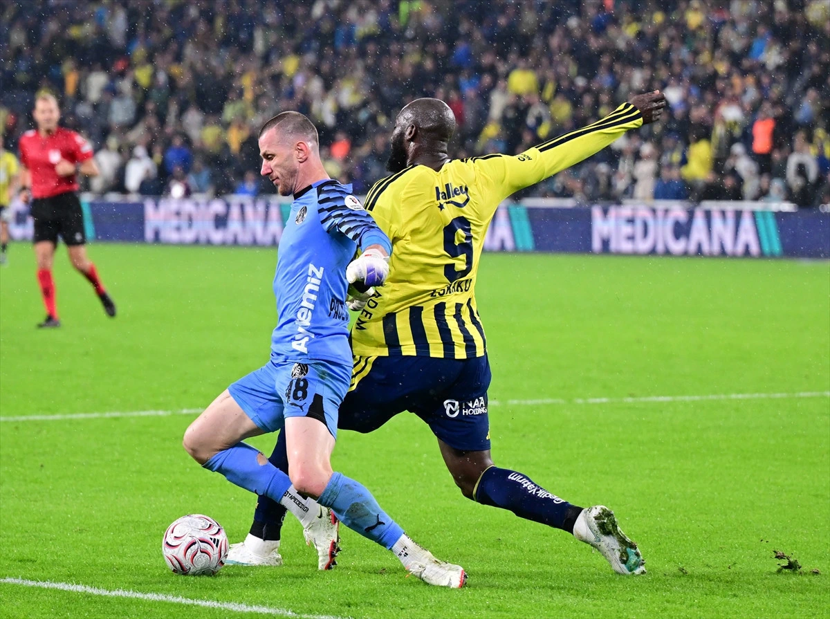 Fenerbahçeli ve Alanyasporlu futbolcular top mücadelesinde