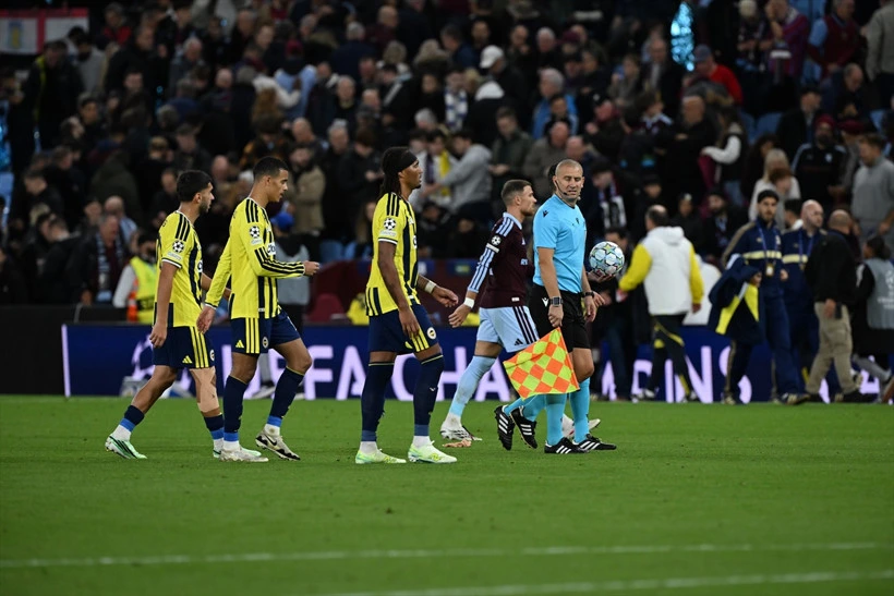 Fenerbahçe ve Aston Villa oyuncuları ile maç görevlileri sahada