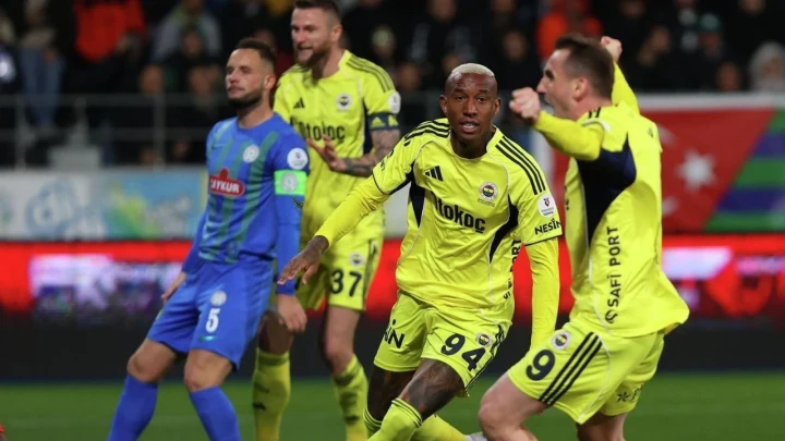 Fenerbahçe ve Çaykur Rizespor formalarıyla futbolcuların yer aldığı maç görüntüsü