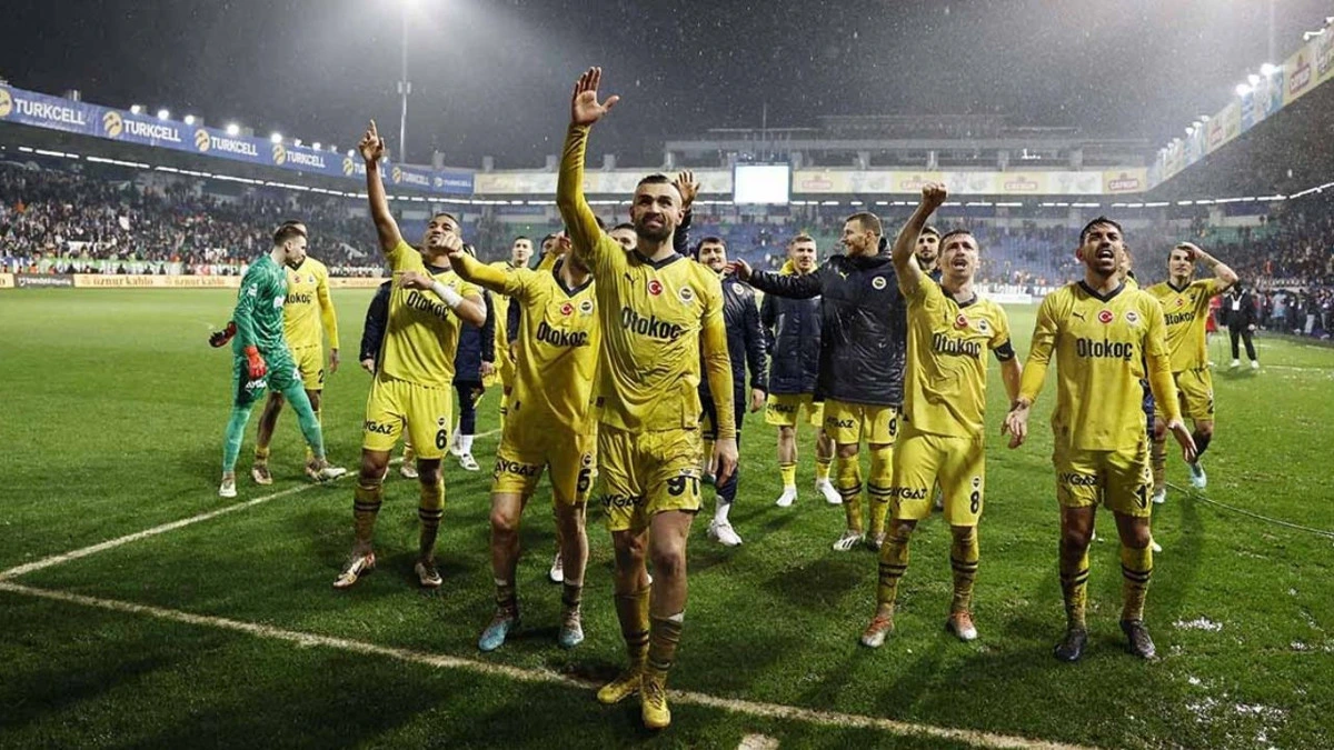 Fenerbahçeli futbolcular maçın ardından sahada taraftarları selamlıyor