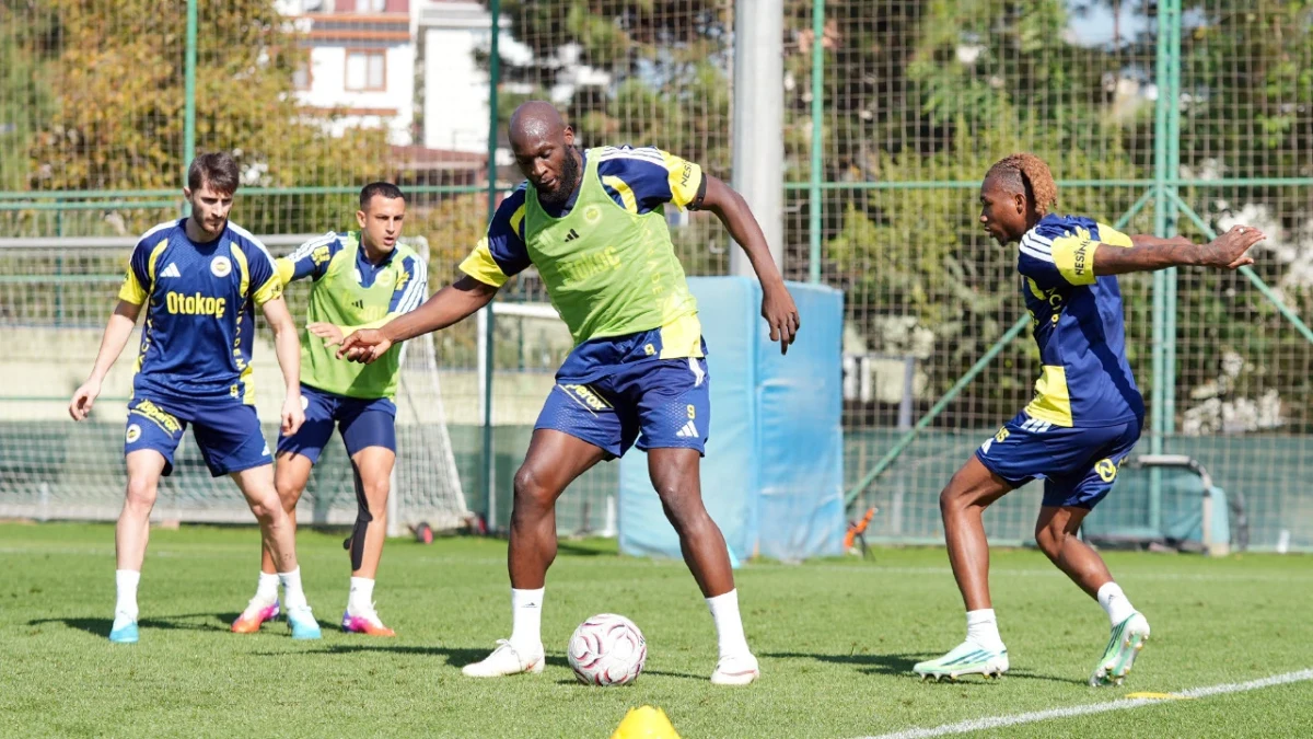 Fenerbahçeli futbolcular antrenmanda top çalışması yapıyor