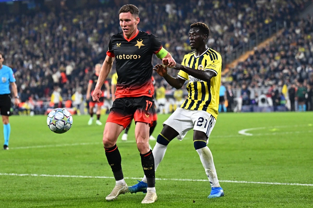Slavia Praglı futbolcu ile Fenerbahçeli oyuncu top mücadelesinde