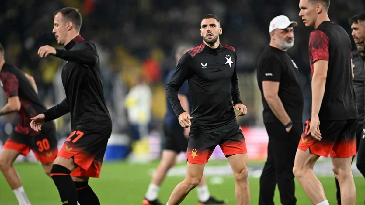 Slavia Prag oyuncuları ve teknik ekibi maç öncesinde sahada
