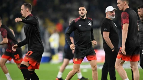 Slavia Prag oyuncuları ve teknik ekibi maç öncesinde sahada