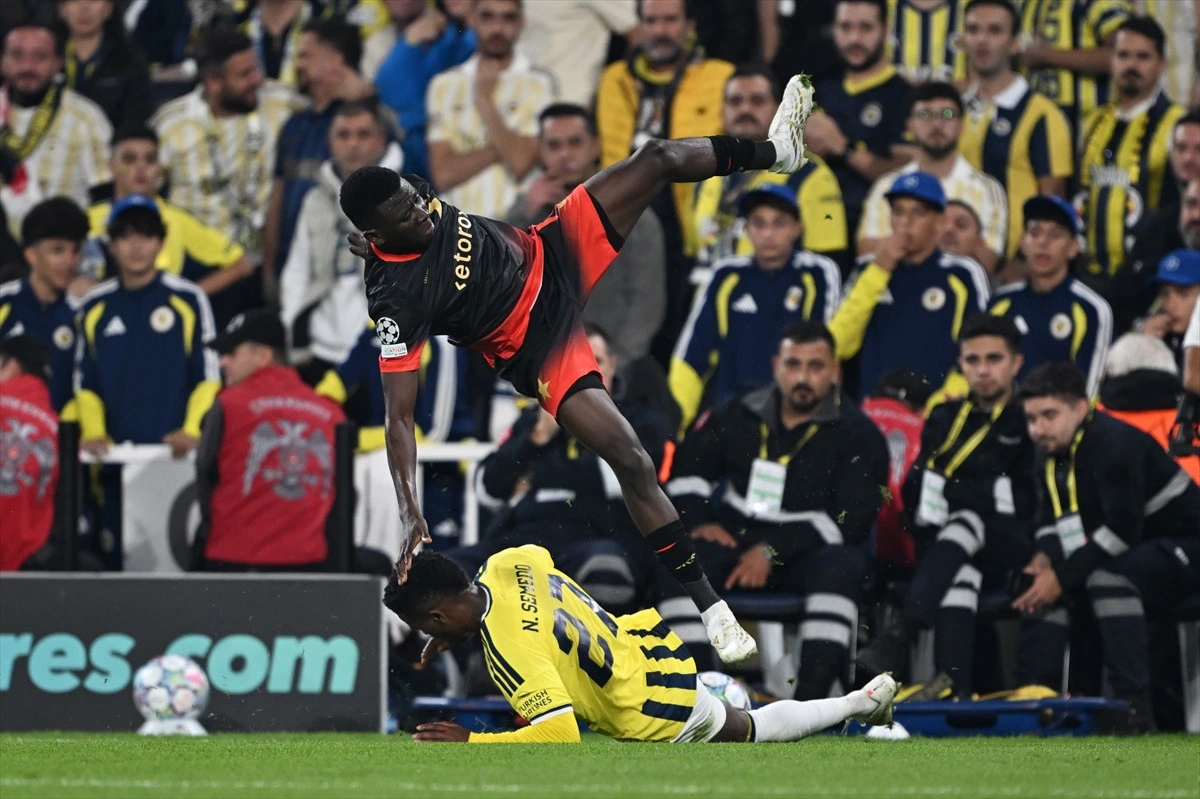 Fenerbahçe ve Slavia Prag oyuncuları saha kenarında mücadele ediyor
