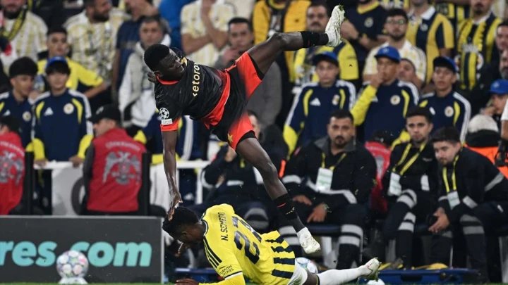 Fenerbahçe ile Slavia Prag futbolcuları maç sırasında top için mücadele ediyor