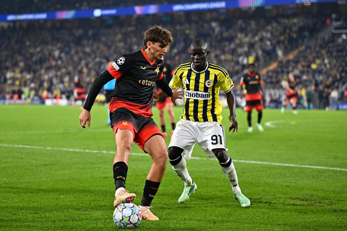 Fenerbahçeli ve Slavia Praglı futbolcular top mücadelesinde