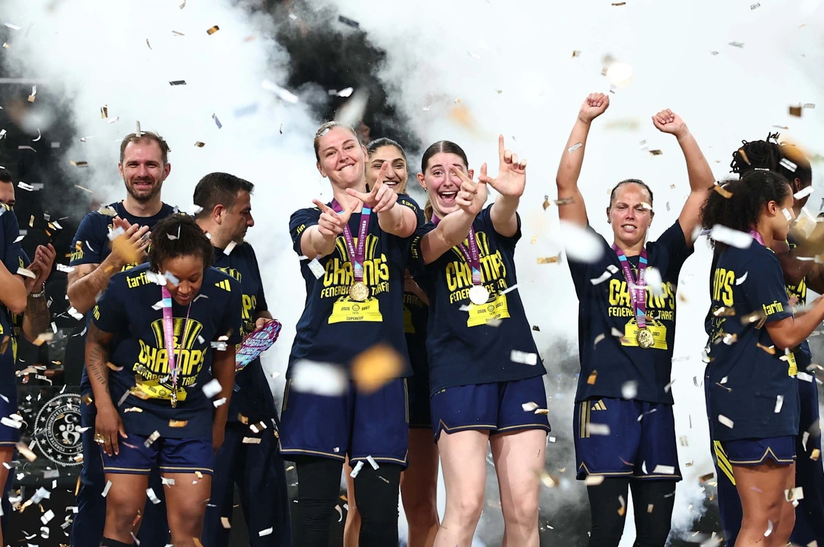 Fenerbahçe Tarfin oyuncuları konfeti altında şampiyonluğu kutluyor