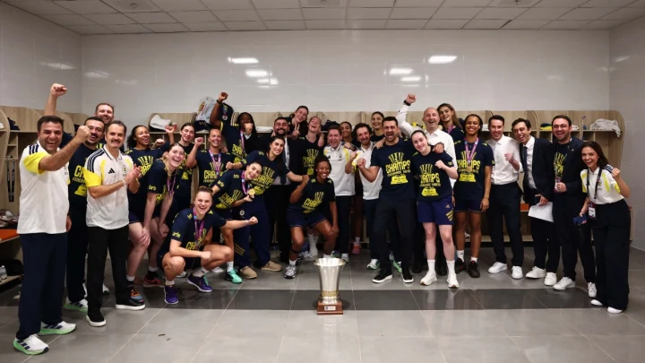 Fenerbahçe Tarfin oyuncuları ve teknik ekibi Süper Kupa ile birlikte kutlama yapıyor