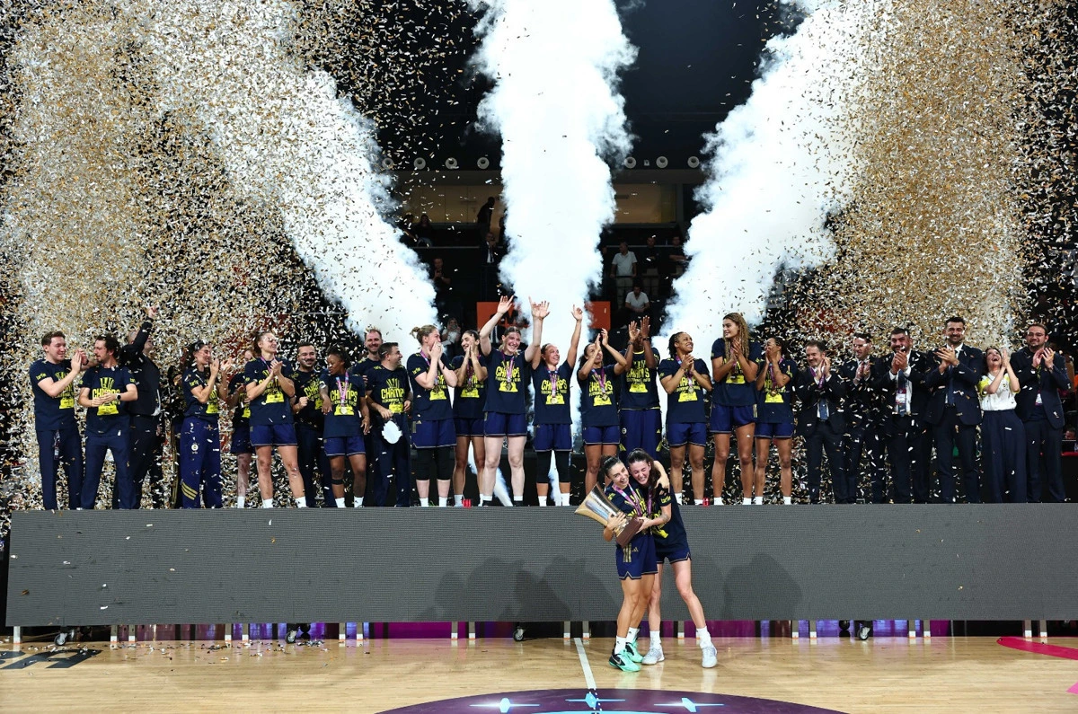 Fenerbahçe Tarfin oyuncuları Süper Kupa töreninde konfeti altında kutlama yapıyor