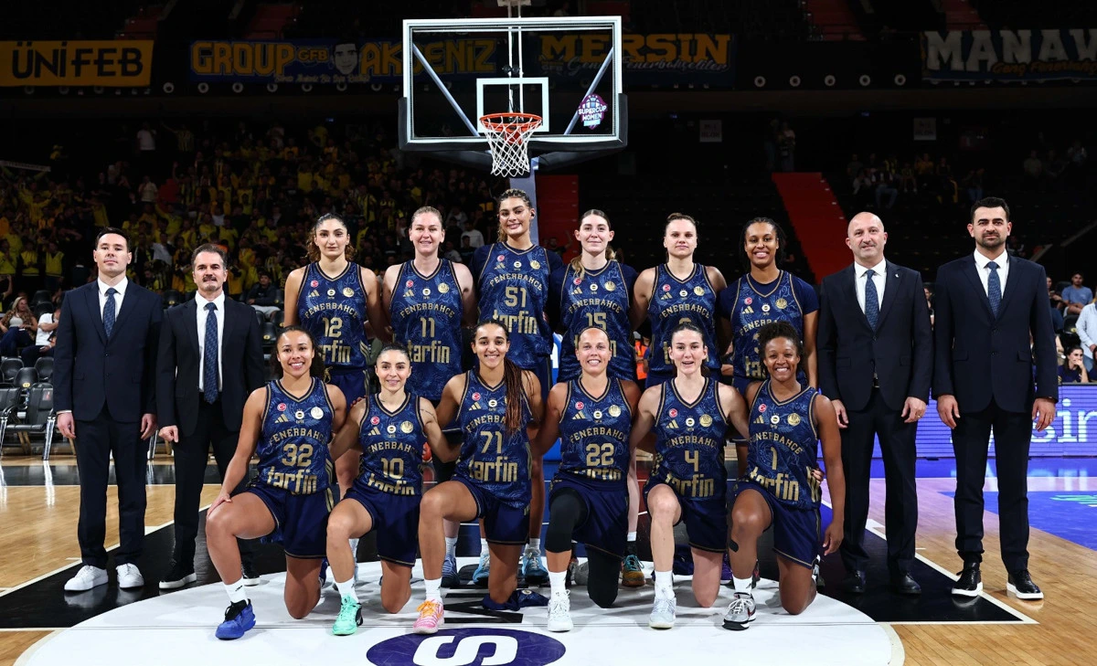 Fenerbahçe Tarfin kadın basketbol takımı ve teknik ekibi saha ortasında poz veriyor