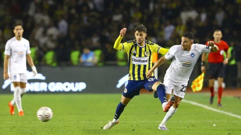 Fenerbahçe ve Turan Tovuz oyuncuları Bakü’deki hazırlık maçında mücadele ediyor