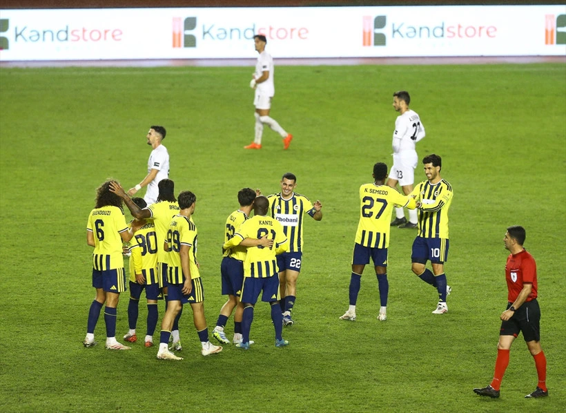 Fenerbahçeli oyuncular Turan Tovuz maçında bir arada