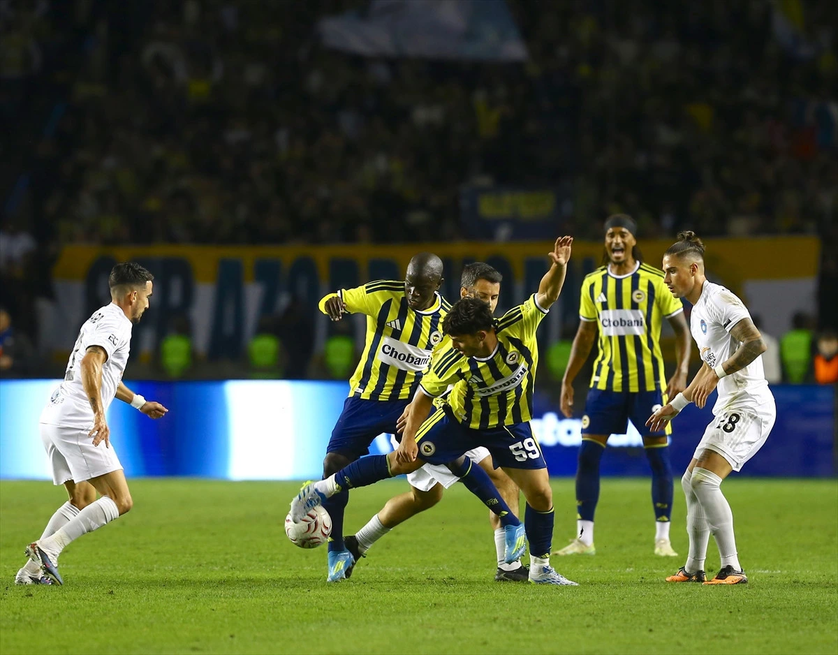 Fenerbahçe ve Turan Tovuz oyuncuları top için mücadele ediyor