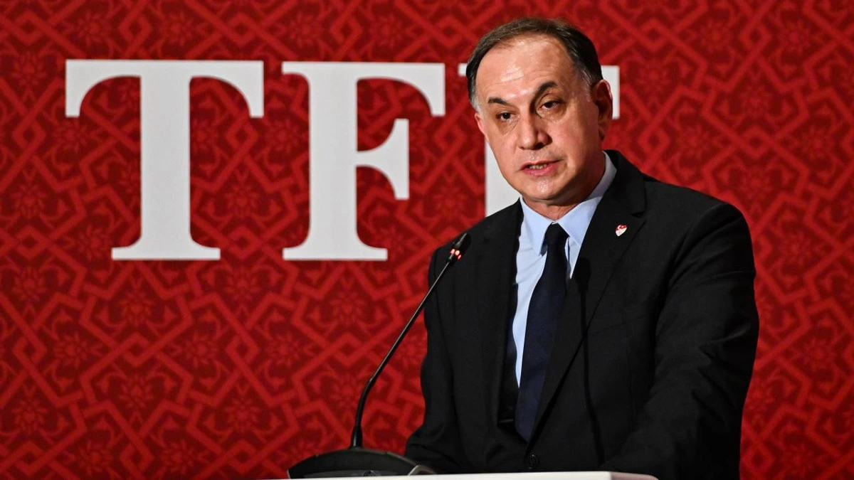 TFF logosunun önünde kürsüde konuşan Ferhat Gündoğdu