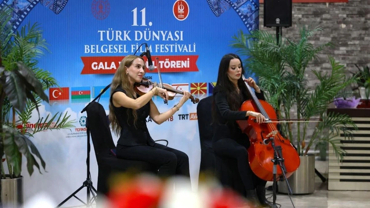 Türk Dünyası Belgesel Film Festivali sahnesinde keman ve çello dinletisi