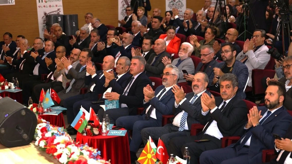 Türk Dünyası Belgesel Film Festivali törenini izleyen davetliler