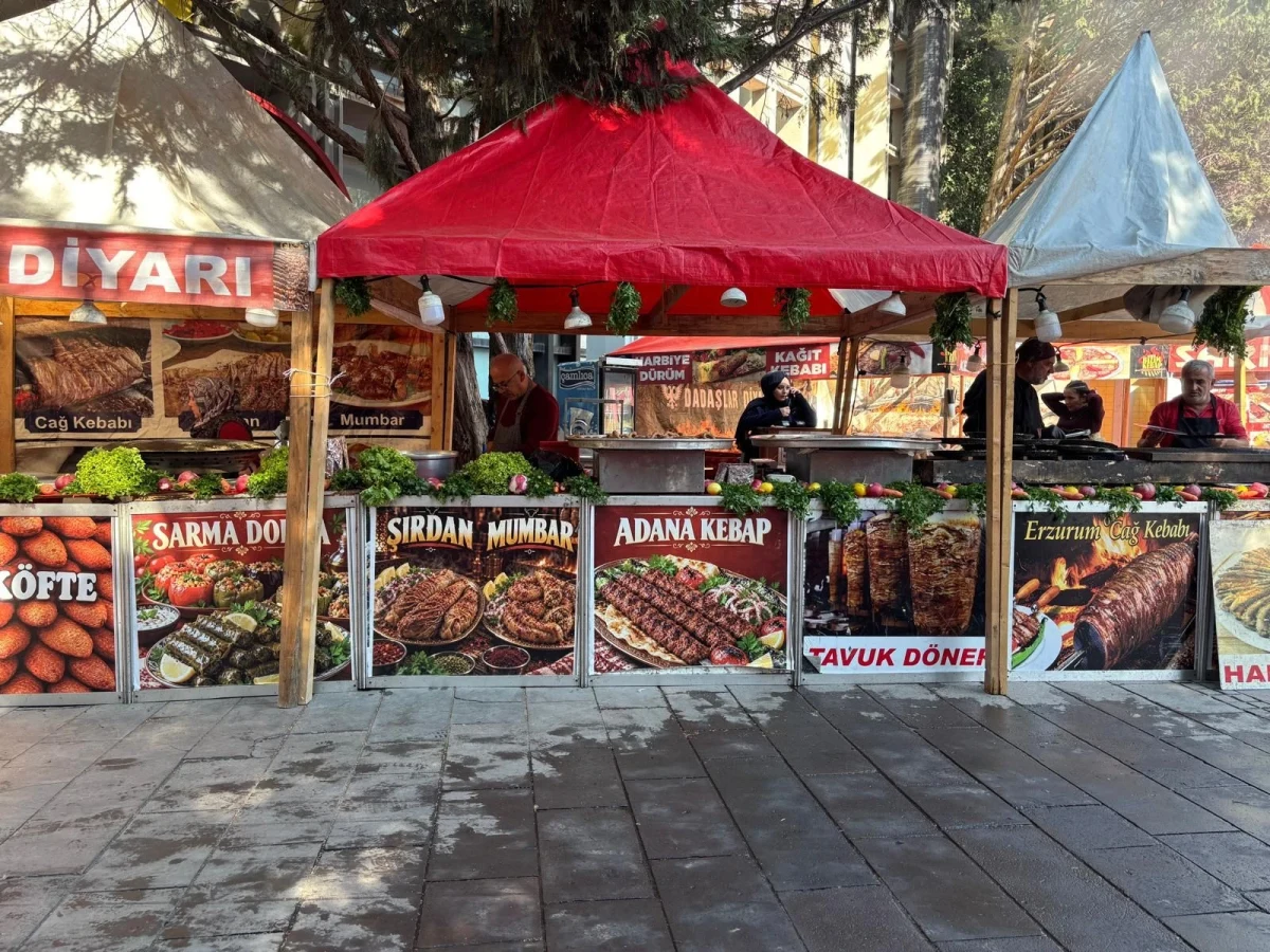 Festival alanında yiyecek stantları