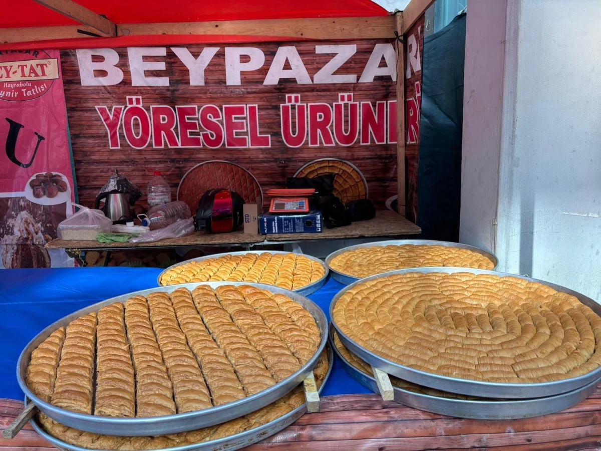 Tepsilerde sergilenen yöresel tatlılar