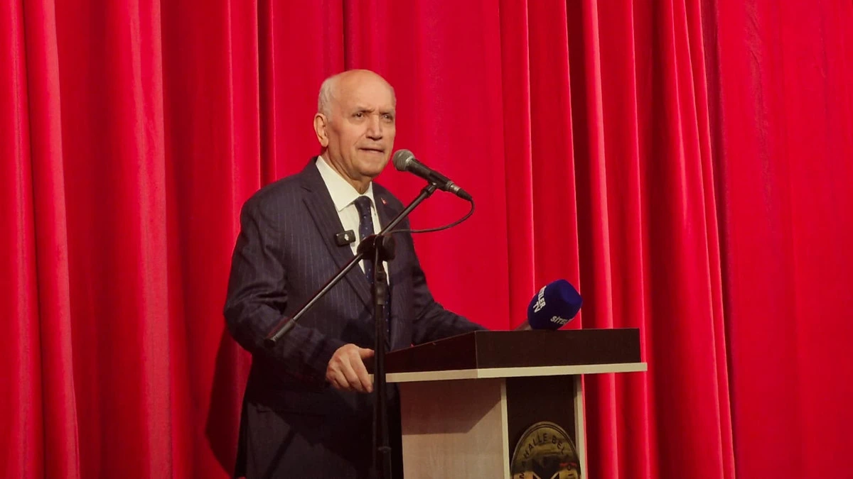 Fethi Yaşar kürsüde konuşma yaparken