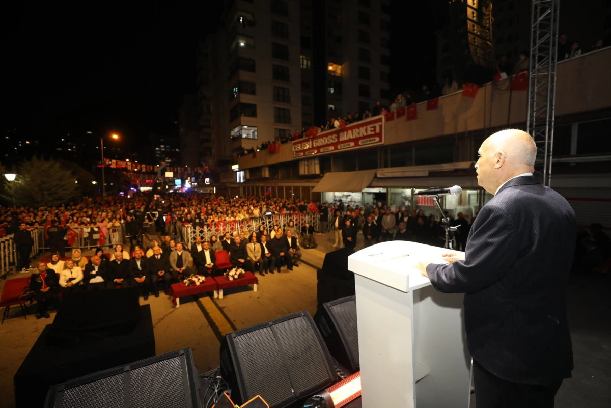 Fethi Yaşar, Şentepe’deki kutlamada kürsüden vatandaşlara sesleniyor
