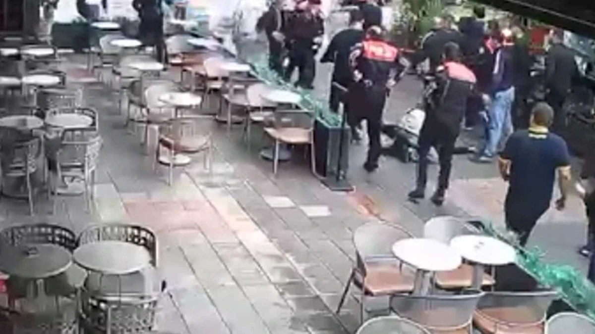 Fethiye’de Ankaragücü taraftarları arasında çıkan kavgaya polis ekipleri müdahale ediyor