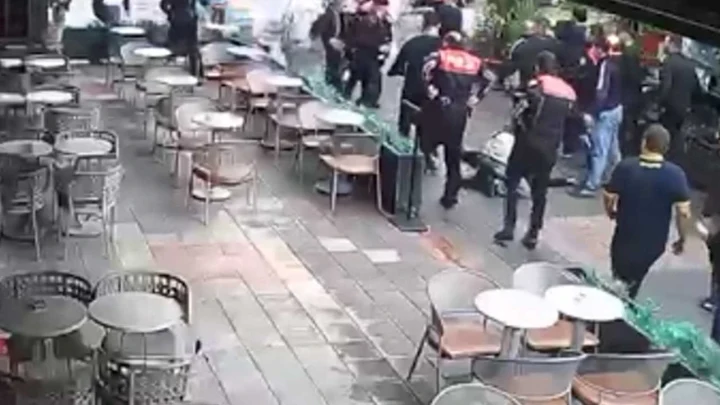 Fethiye’de Ankaragücü taraftarları arasında çıkan kavgaya polis ekipleri müdahale ediyor